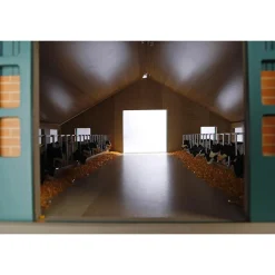 1/32 Deluxe Cattle Barn with Feed Alley
