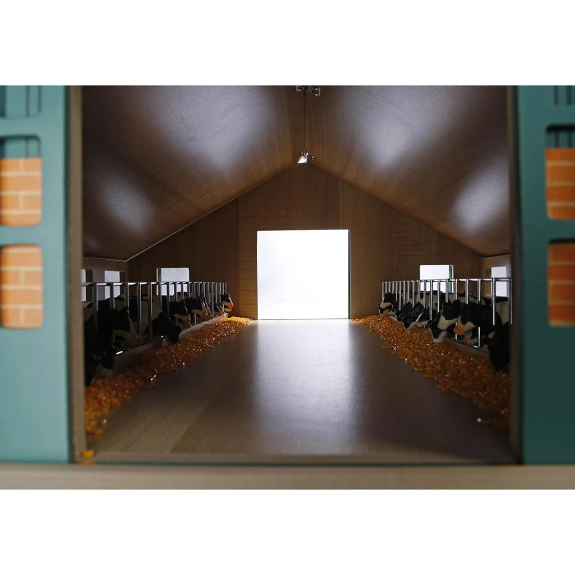 1/32 Deluxe Cattle Barn with Feed Alley