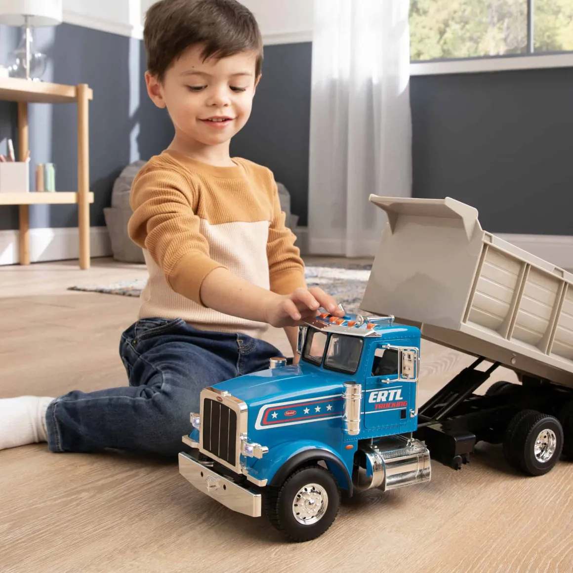 1/16 ERTL Big Farm Blue Peterbilt Model 367 Dump Truck