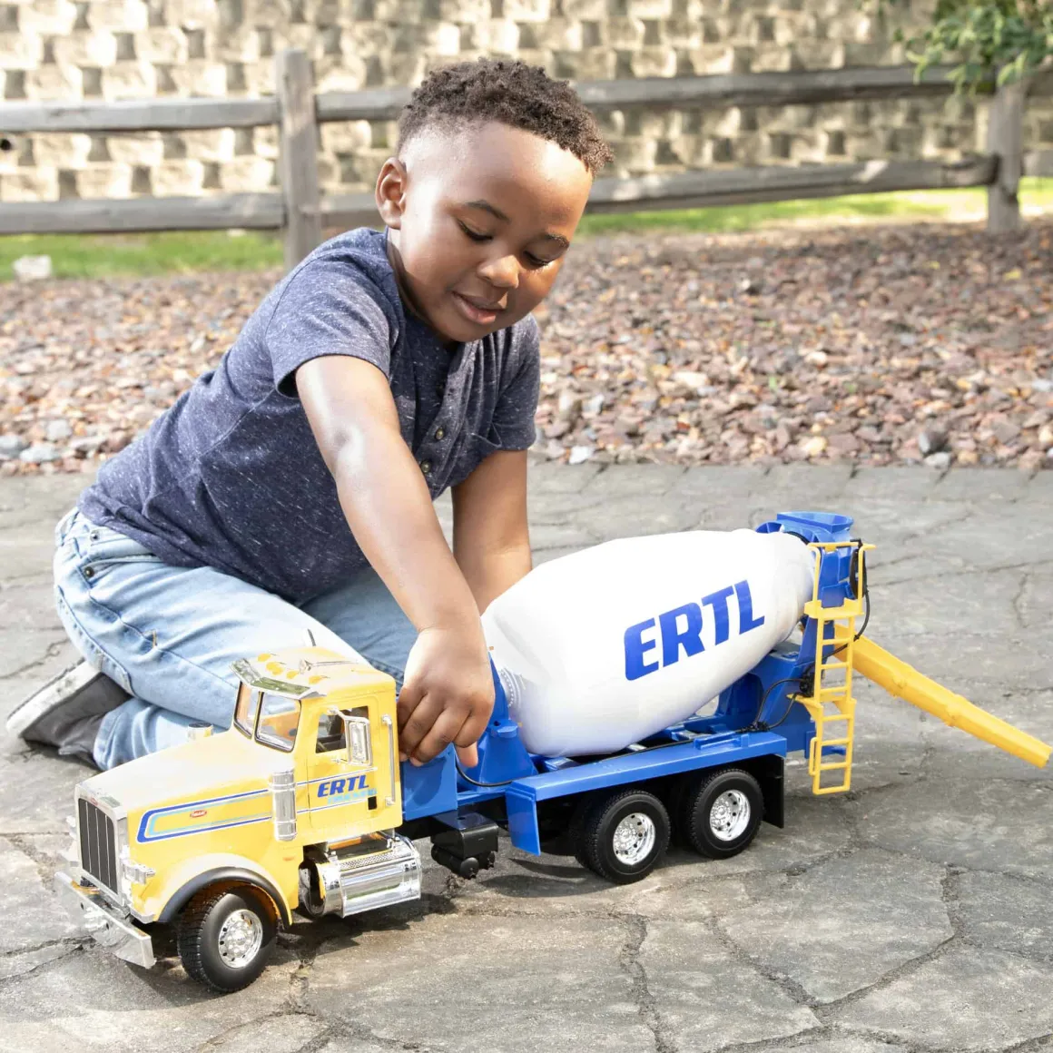 1/16 ERTL Big Farm Yellow & Blue Peterbilt Model 367 Cement Mixer