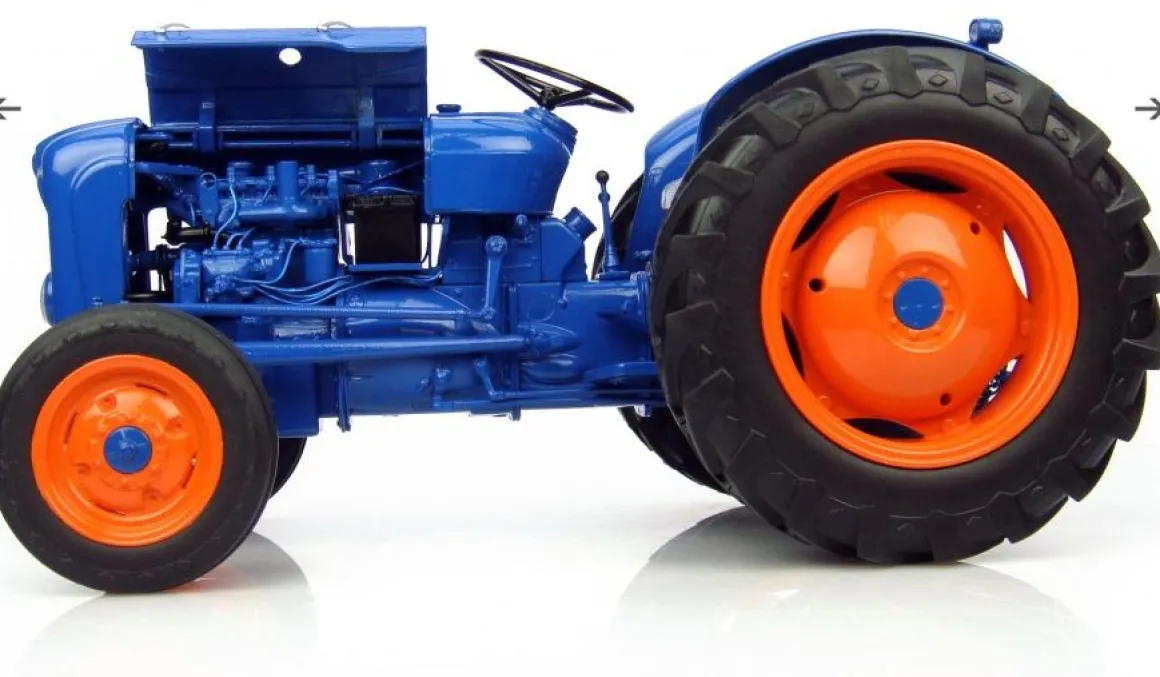 1/16 Fordson Dexta (1960-1962) by Universal Hobbies