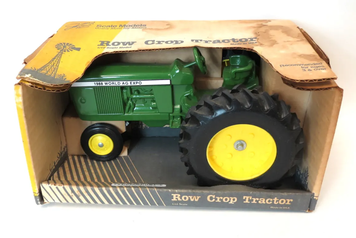 1/16 Green Tractor w/ Yellow Wheels, 1988 World AG Expo Decal