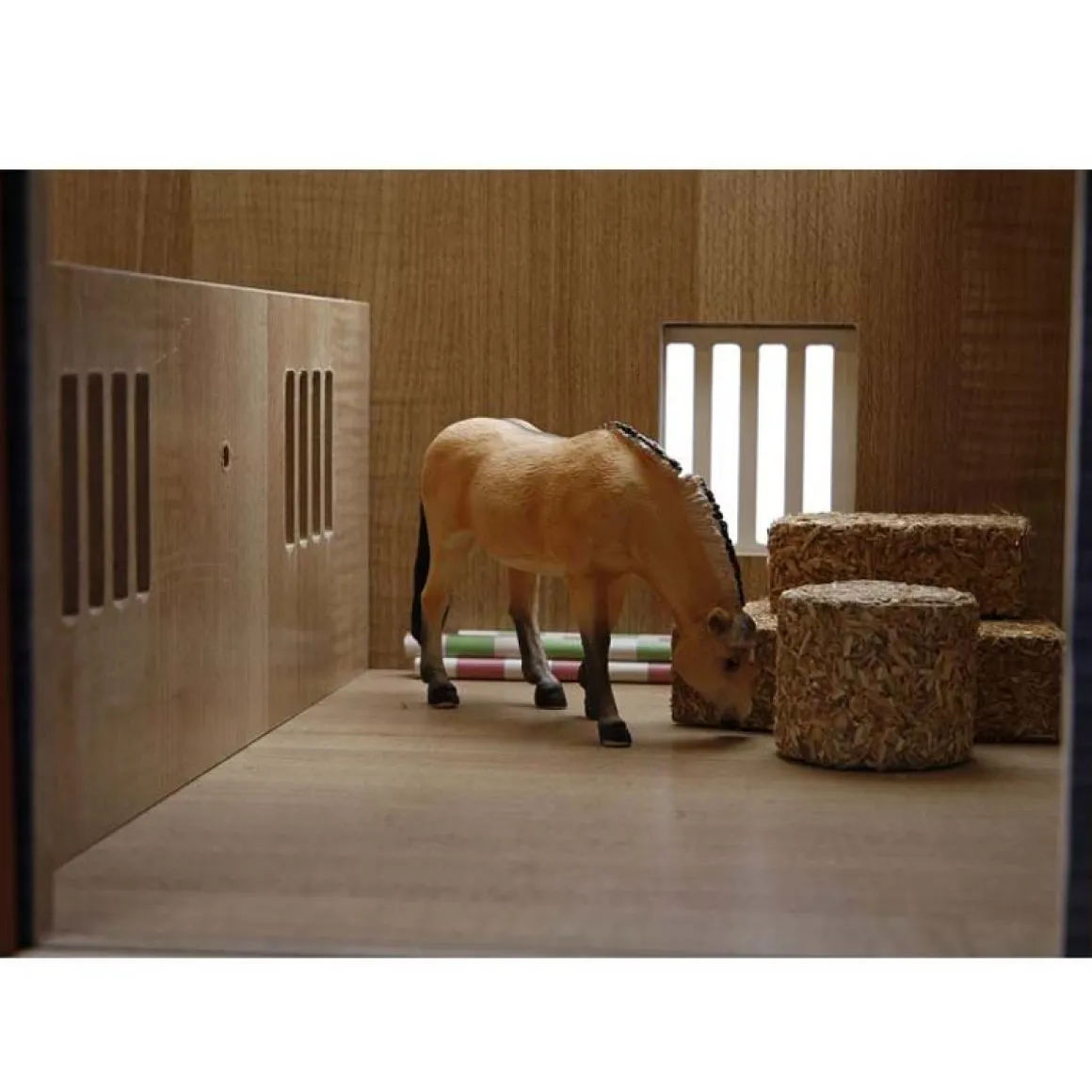 1/24 Horse Stable with 2 Stalls and Storage Room