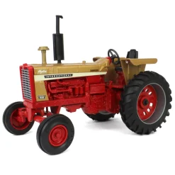 1/16 International 1026 Golden Demonstrator Tractor with Fenders