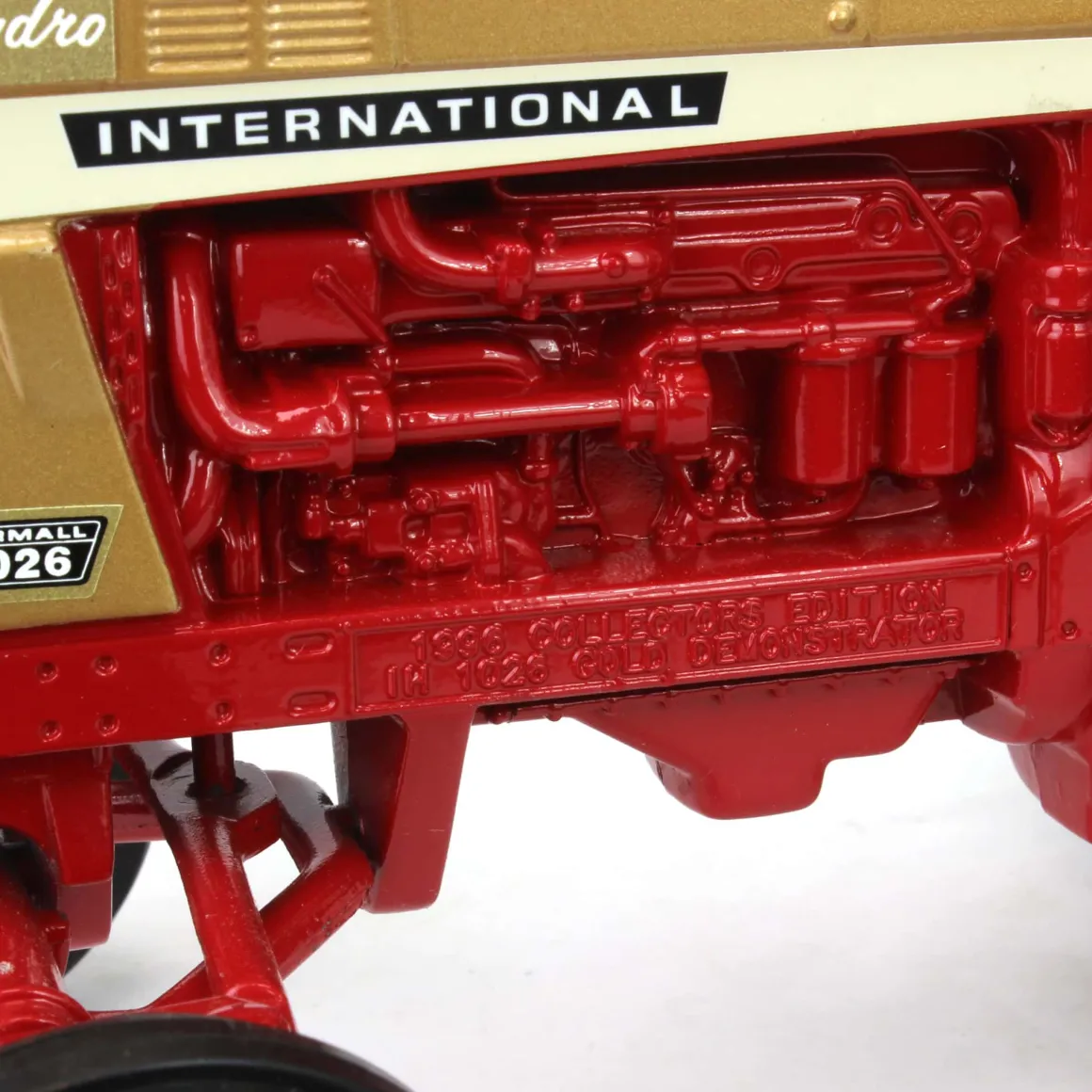 1/16 International 1026 Golden Demonstrator Tractor with Fenders