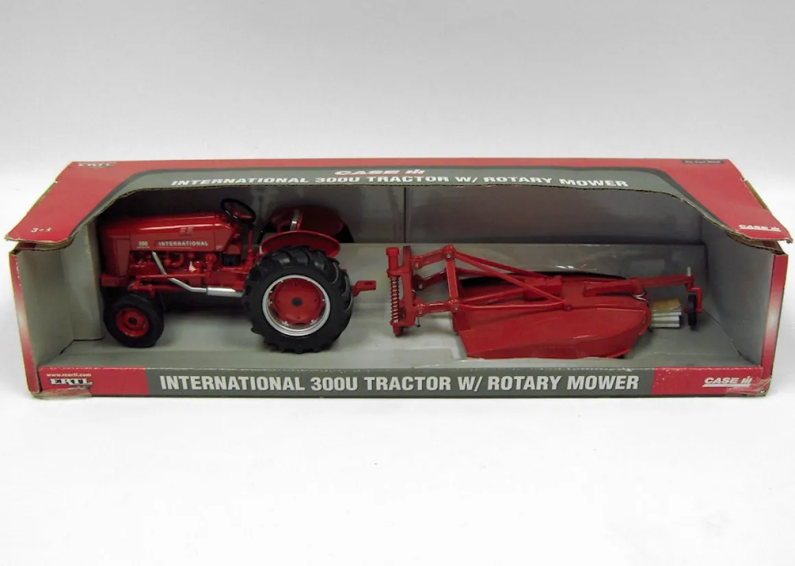 1/16 International 300 Utility with Mower by ERTL