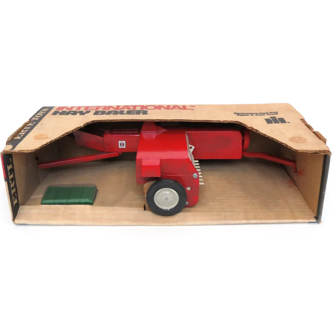 1/16 International Baler with Bales, Made in the USA by ERTL