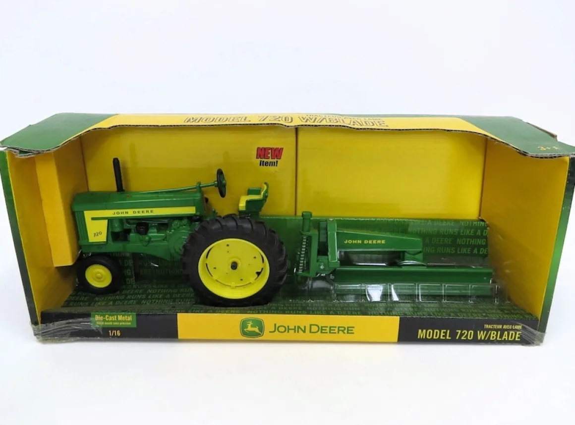 1/16 John Deere 720 with Blade