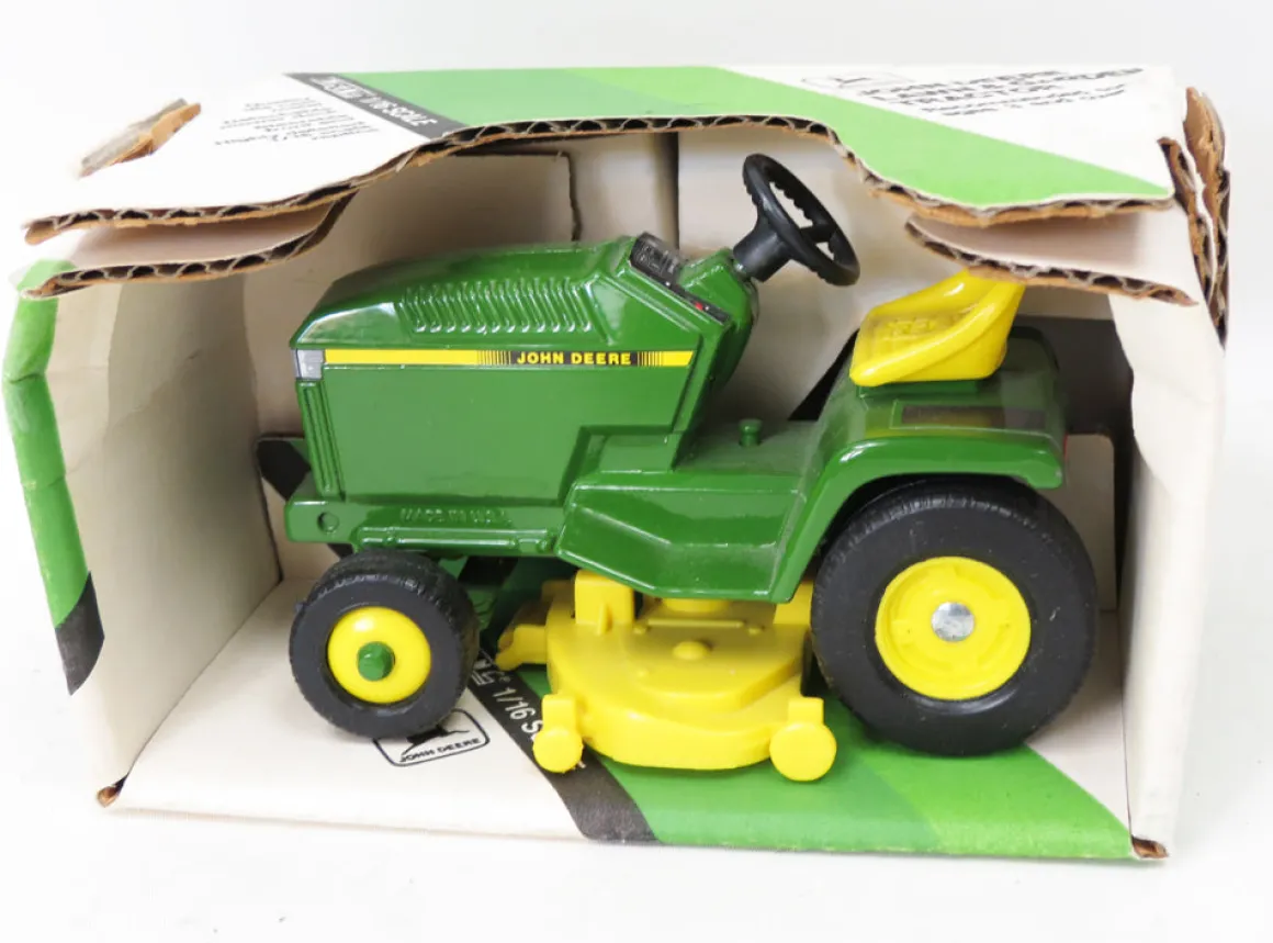 1/16 John Deere Lawn & Garden Tractor
