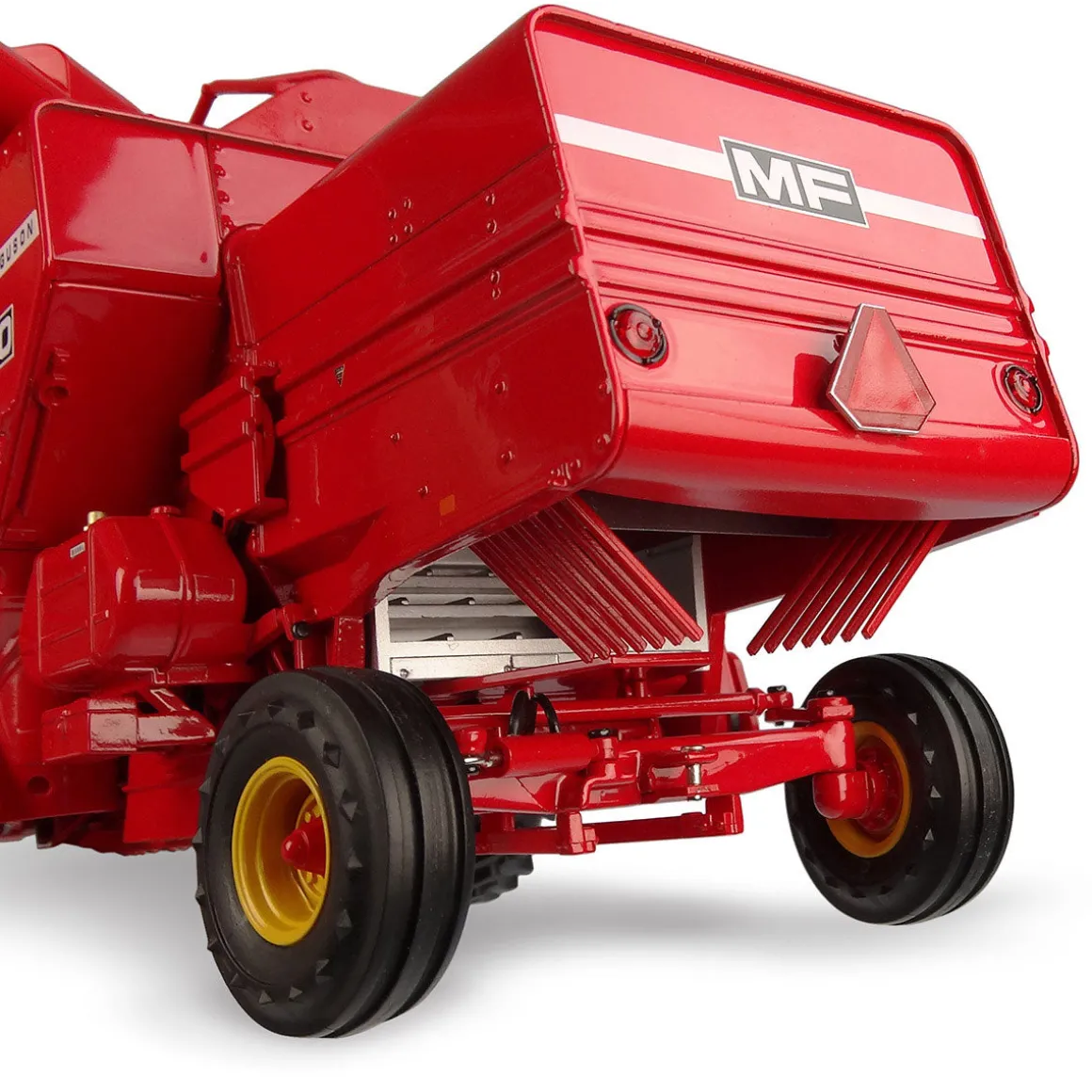 1/32 Massey Ferguson 760 Combine with Grain Head