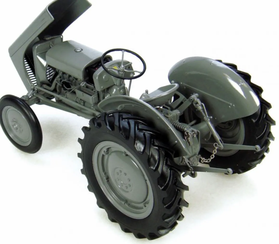 1/16 Massey Ferguson TEA-20 The Little Grey Tractor by Universal Hobbies