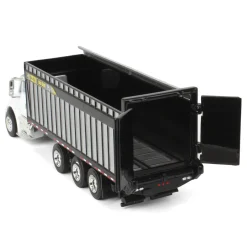 1/64 White International 8600 with H&S Big Dog 1226 Forage Box