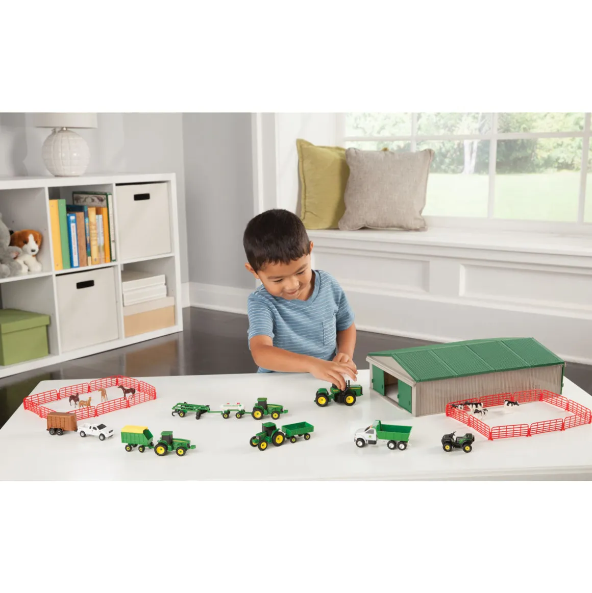 Approx. 1/64 Scale John Deere 70 Piece Value Set with Machine Shed