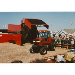 Red Tractors 1958-2022: The Authoritative Guide to International Harvester and Case IH Tractors